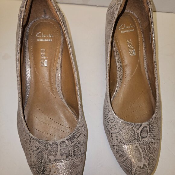 Clark's Collection Soft Cushion Wedge Pumps. US 7.5 M - Picture 4 of 16